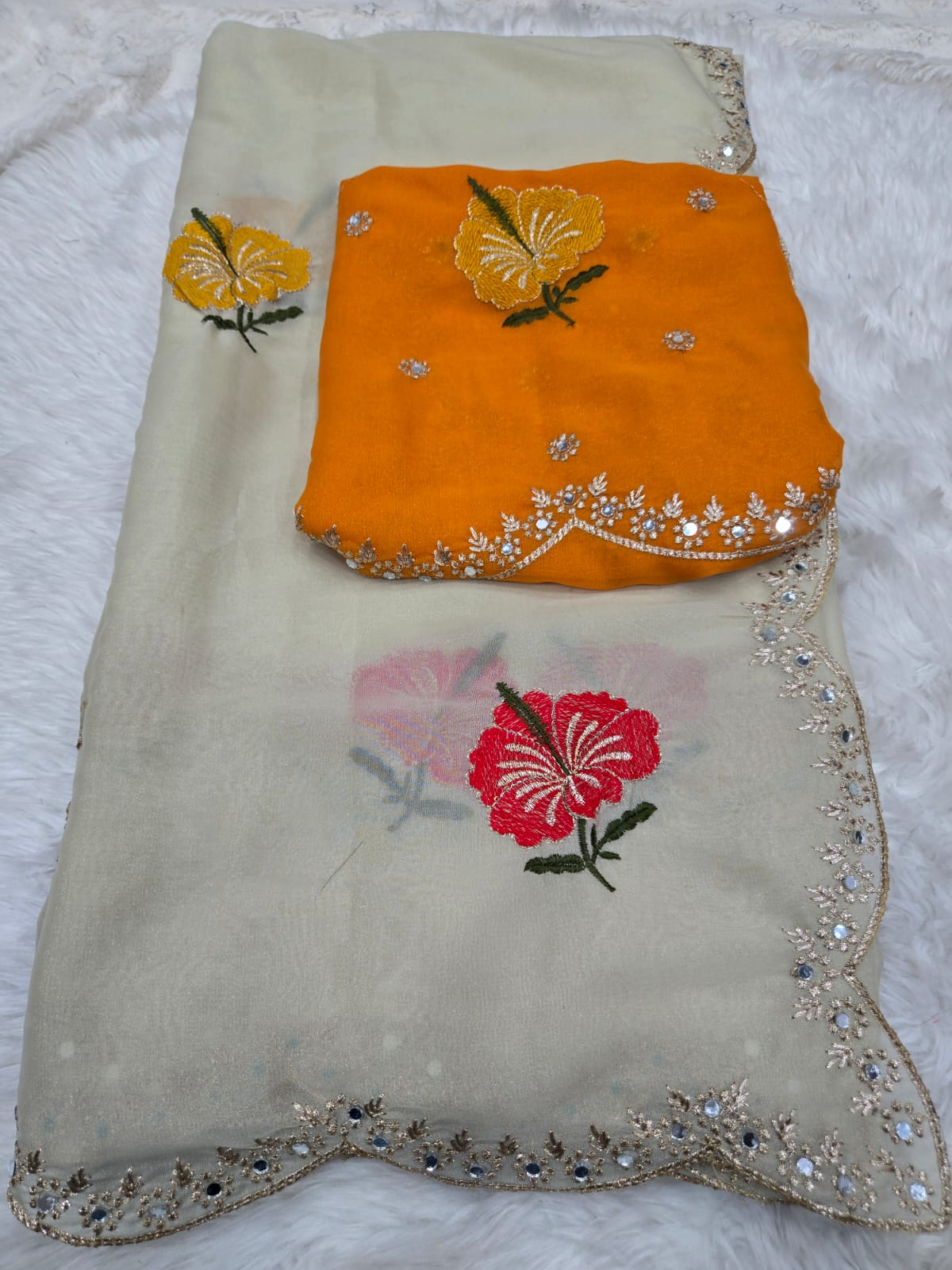 ✨ Presenting the Luxurious & Glamorous Trending Handwork Saree ✨