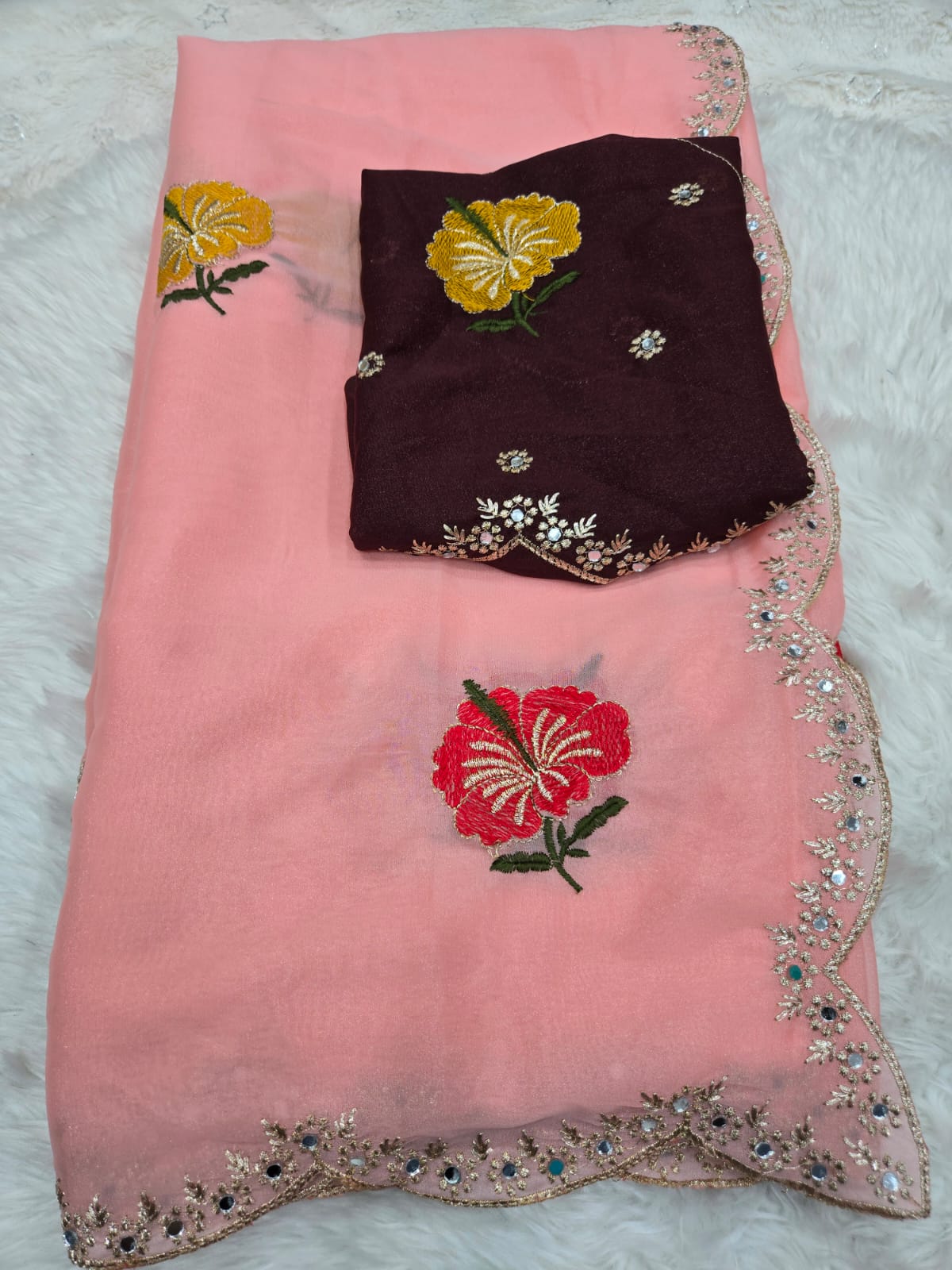 ✨ Presenting the Luxurious & Glamorous Trending Handwork Saree ✨