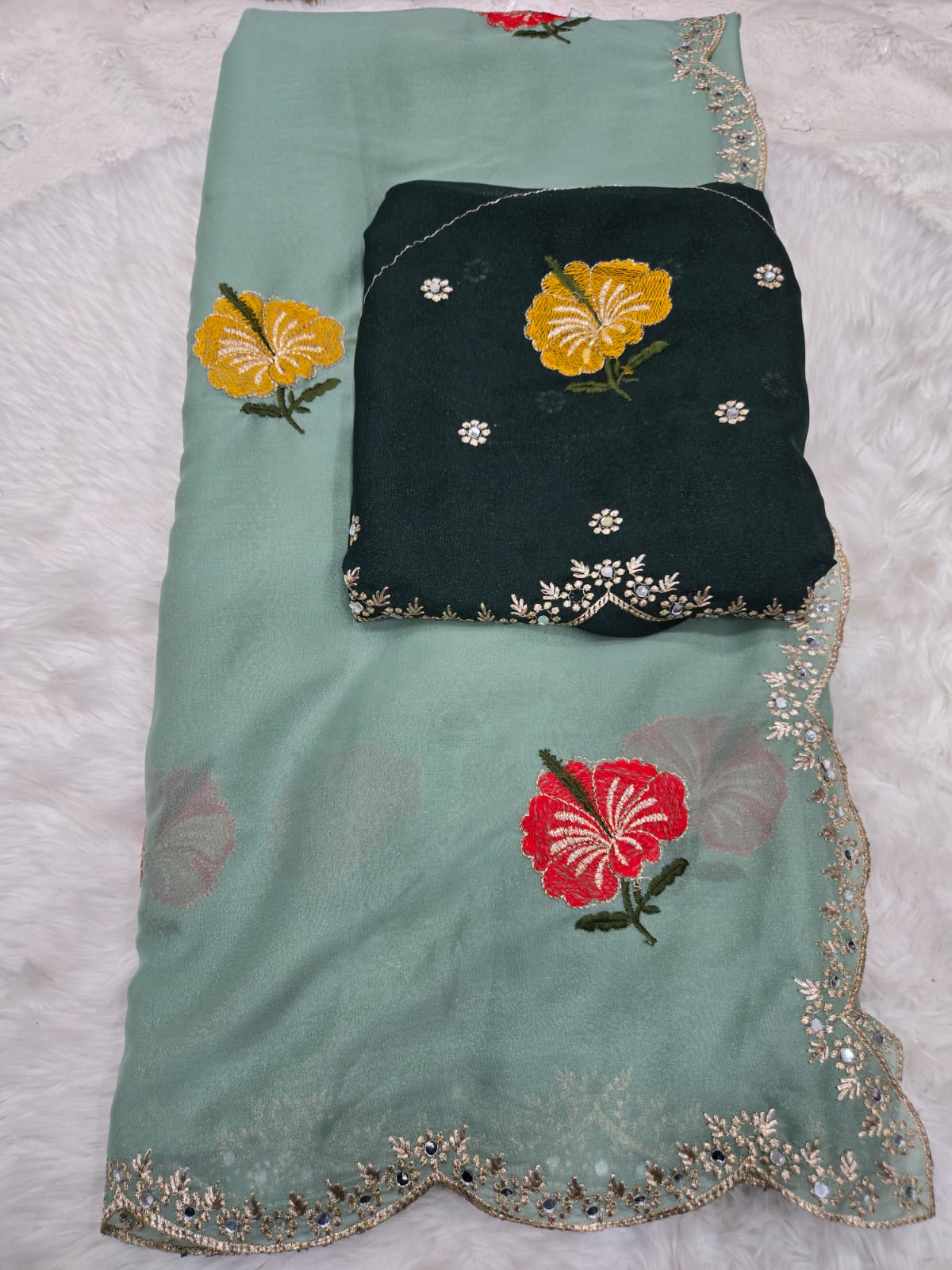 ✨ Presenting the Luxurious & Glamorous Trending Handwork Saree ✨
