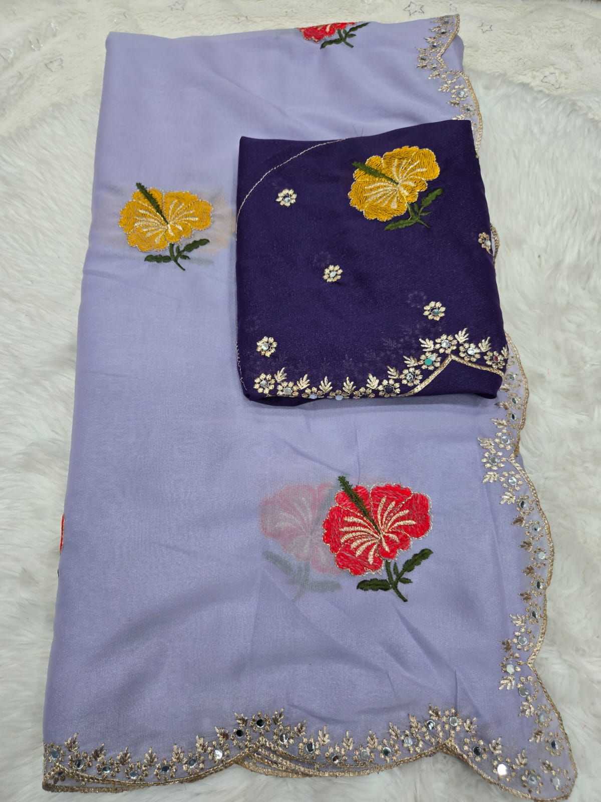 ✨ Presenting the Luxurious & Glamorous Trending Handwork Saree ✨